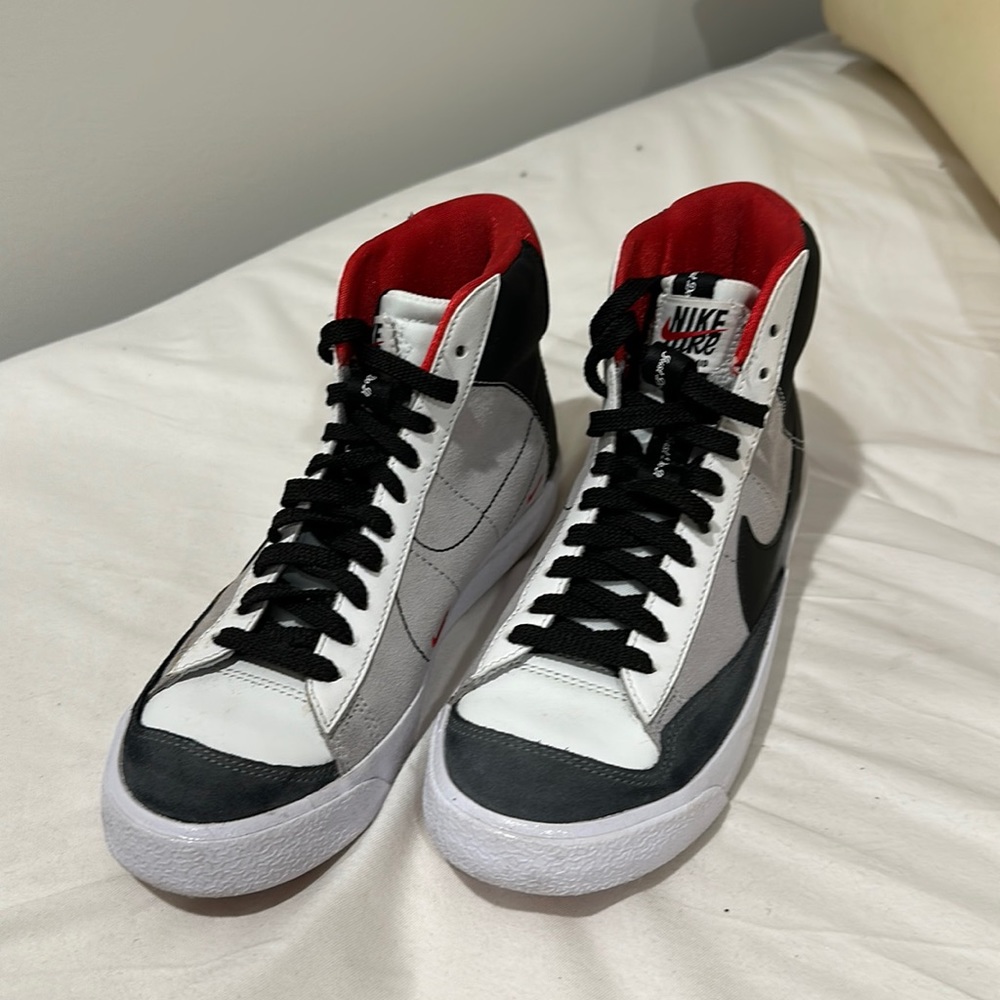 Nike boys 4.5 high top shoes